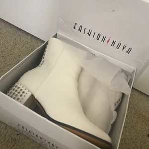 SOLD SOLD ❤️❤️❤️White heeled booties with studs